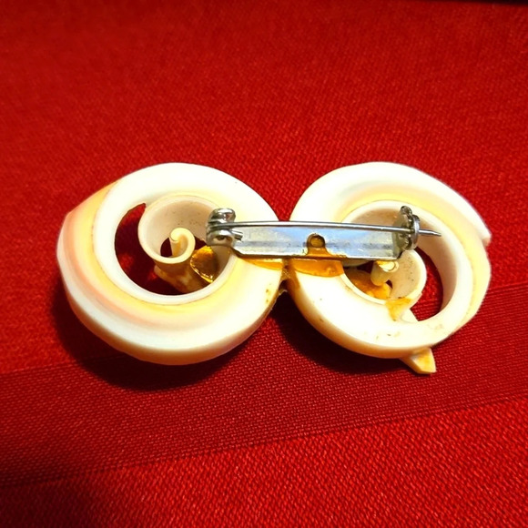 Rare Find Vintage 1960's brooch Carved seashell with insect and leaves - Picture 4 of 5